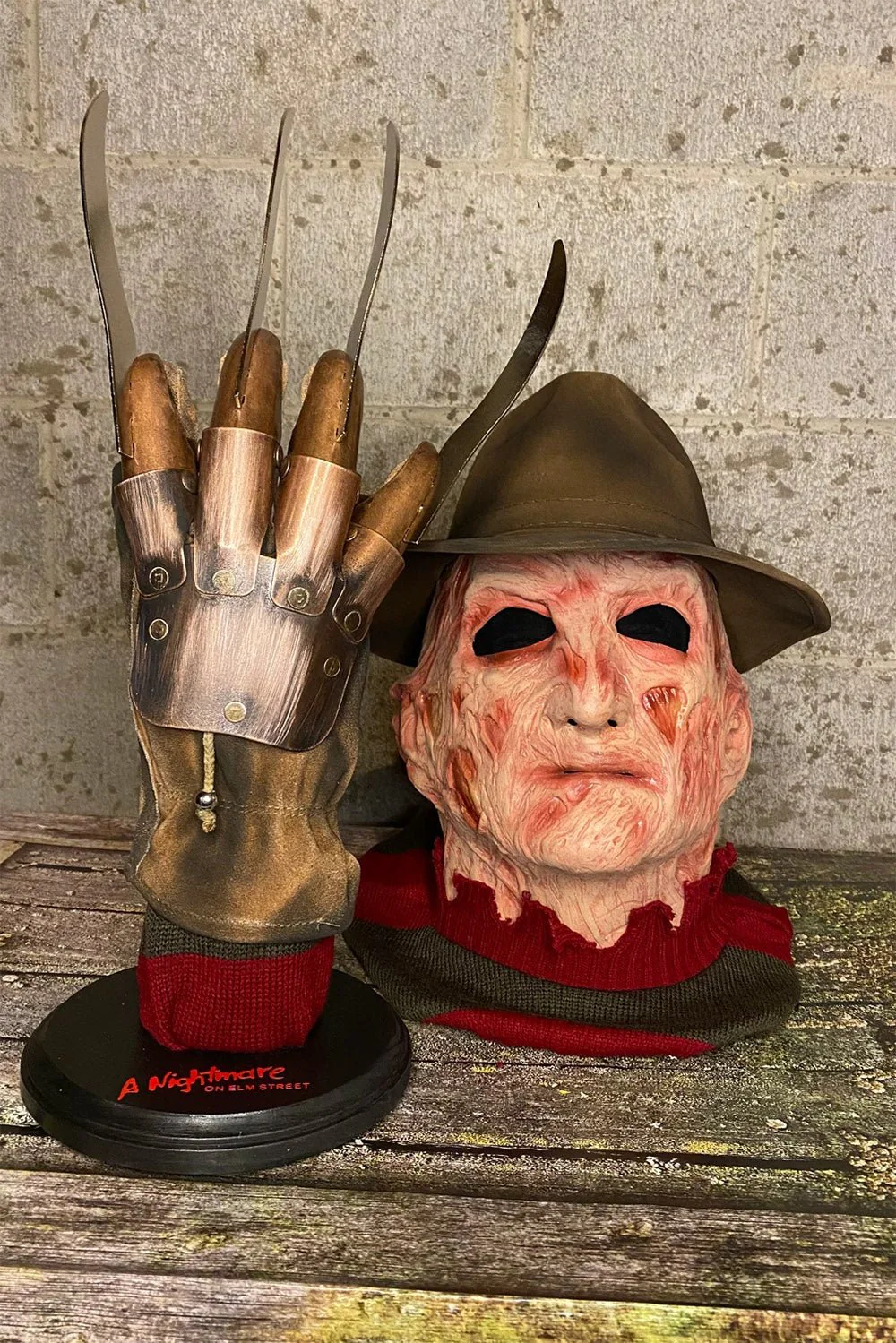 A Nightmare on Elm Street - Deluxe Freddy Krueger Collector's Glove - Image 2