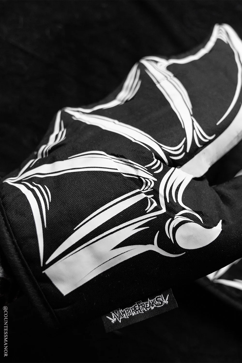 Batwing Oven Mitts [Set of 2] - Image 6
