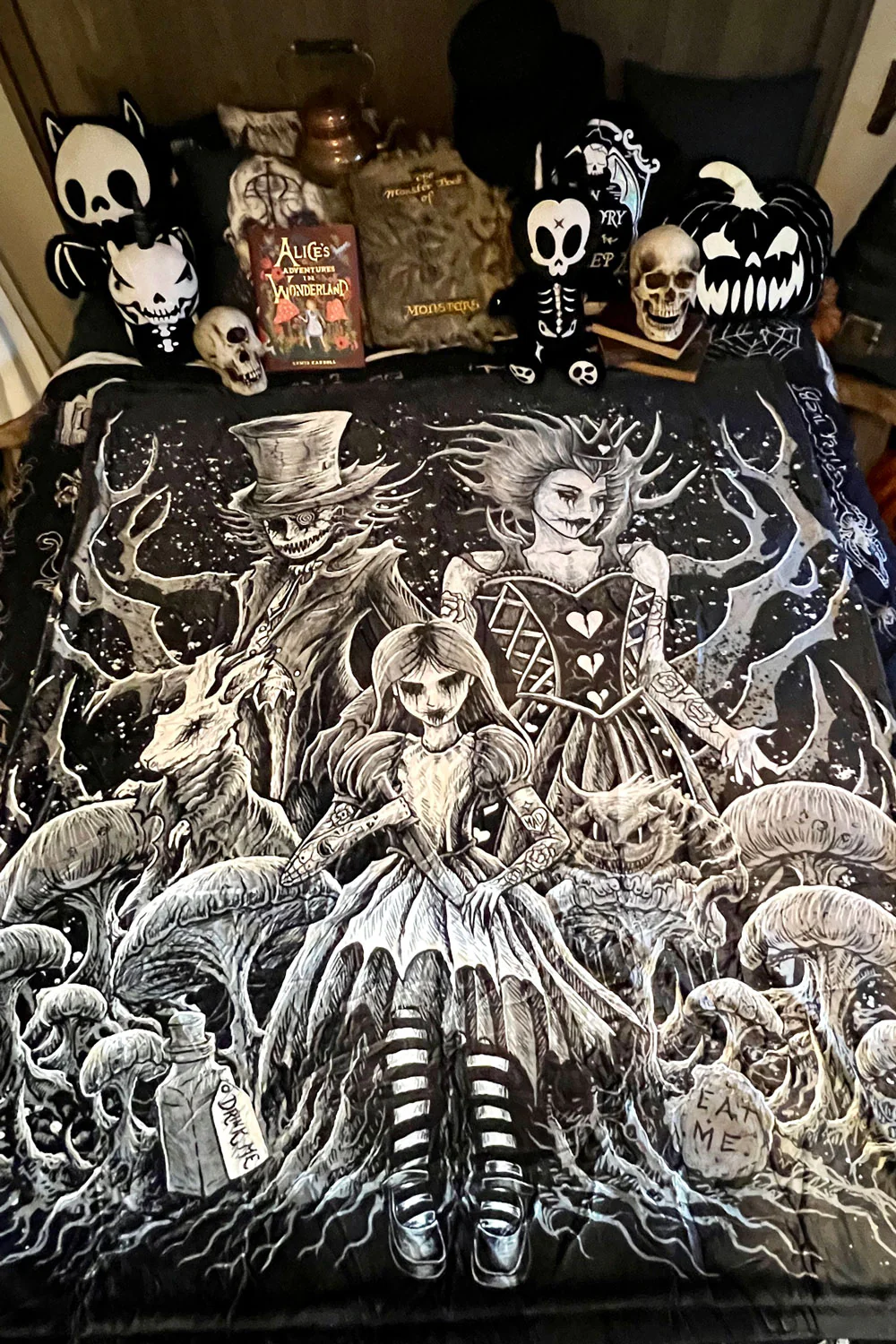 Malice in Wonderland Throw Blanket - Image 3