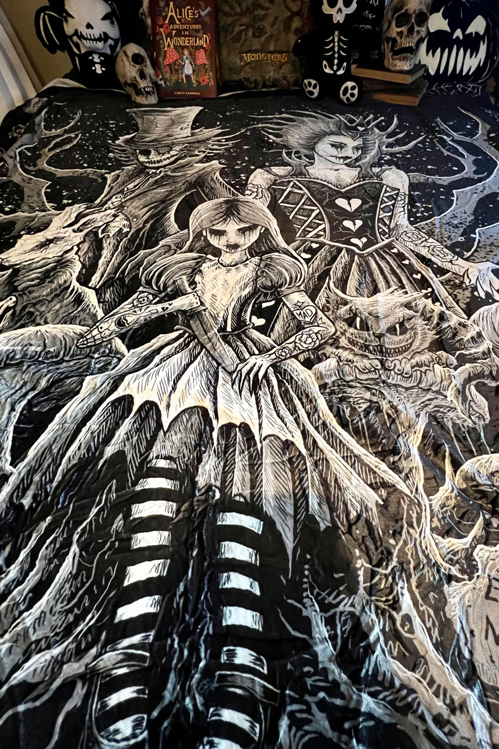 Malice in Wonderland Throw Blanket - Image 6