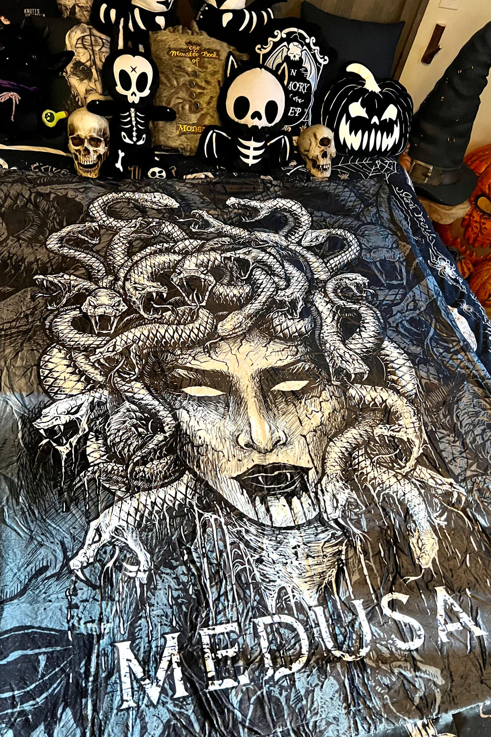 Medusa Throw Blanket - Image 4
