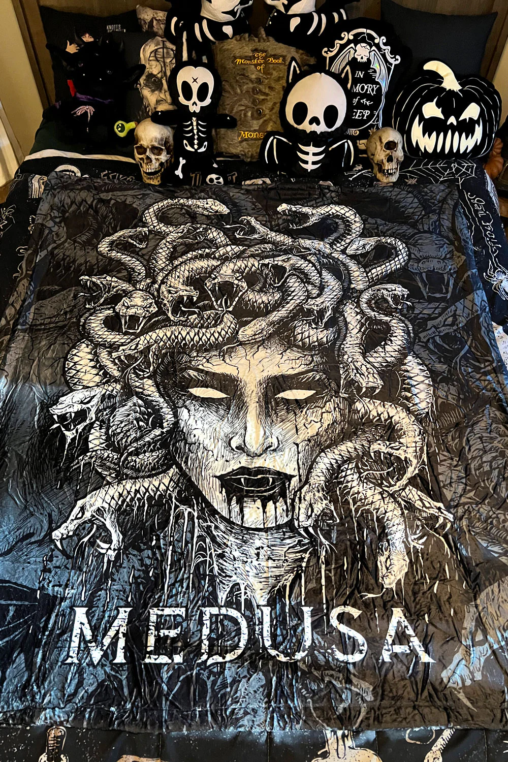 Medusa Throw Blanket - Image 5
