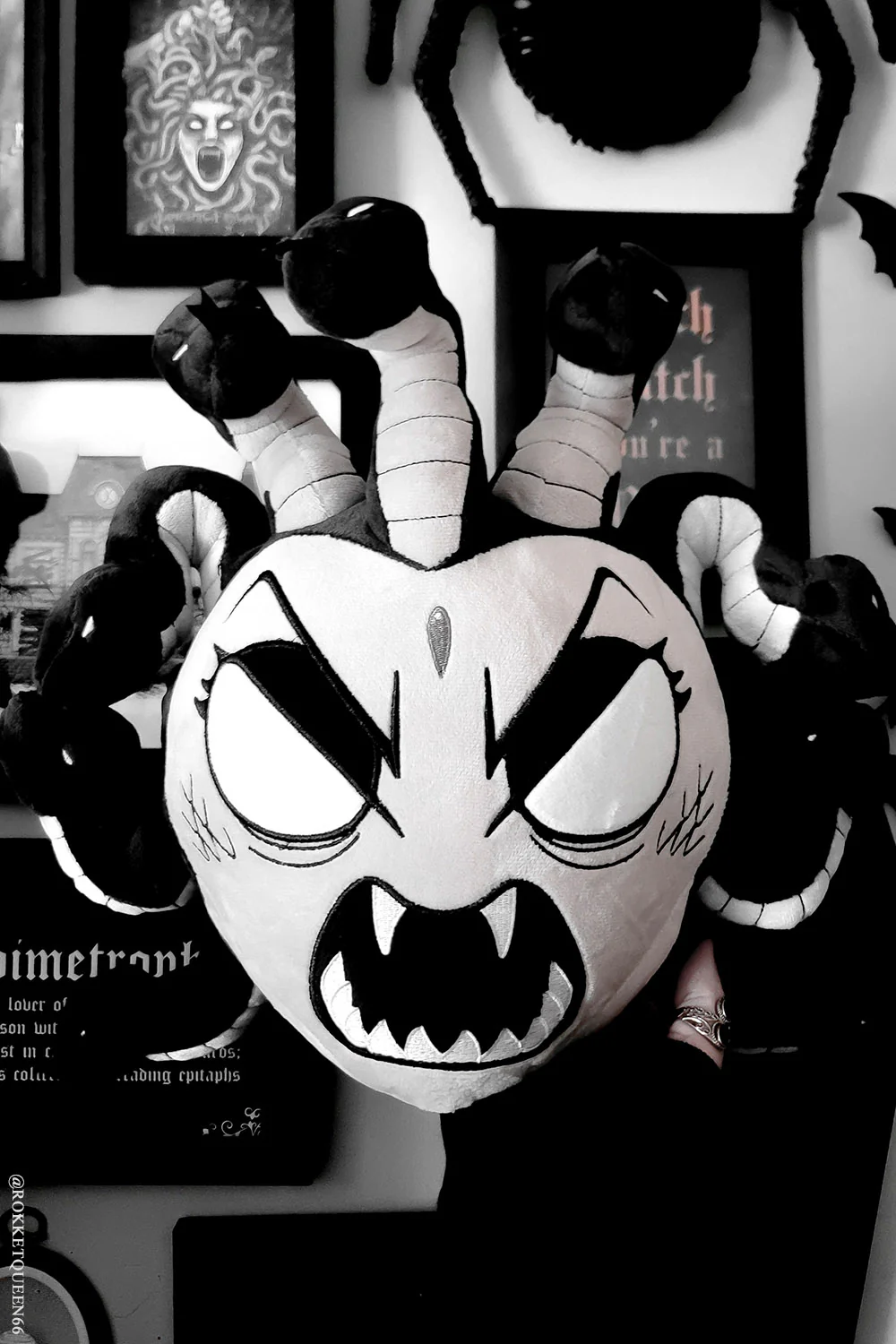 Medusa's Head Plush Toy - Image 6