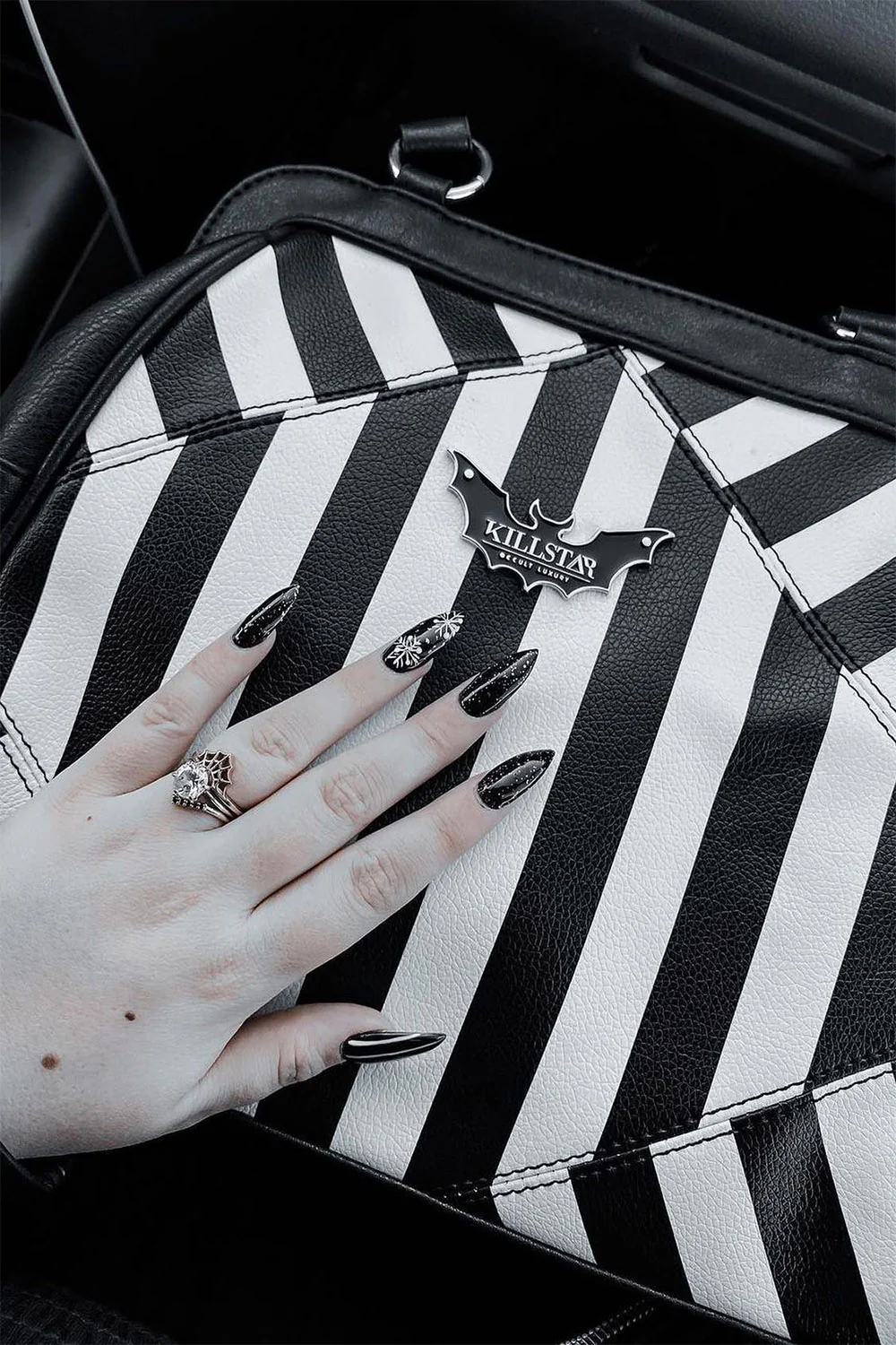 Never Trust The Living Handbag - Image 5