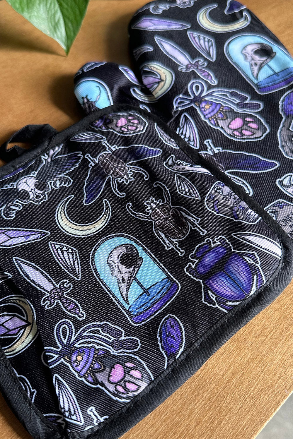 Oddities Oven Mitt Set - Image 2