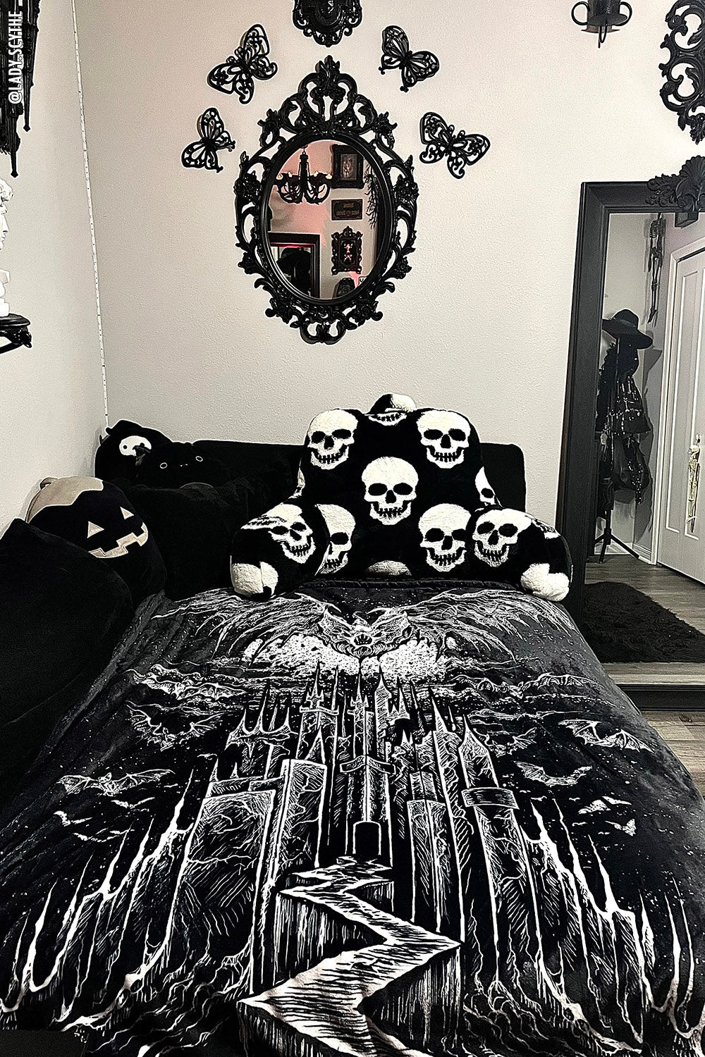 Vampire Castle Throw Blanket - Image 6