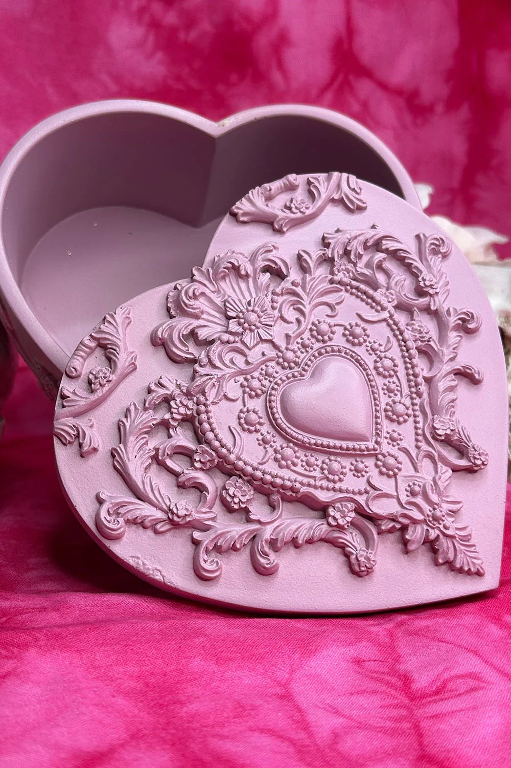 Vanity Rosa Rouge Heart Shaped Box - Image 2